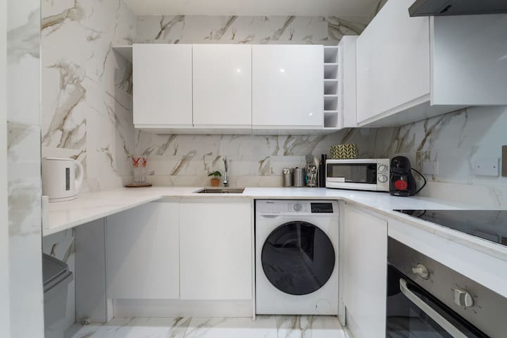 Oxford Street 3 bedroom! Bond Street 7GC gallery image 4