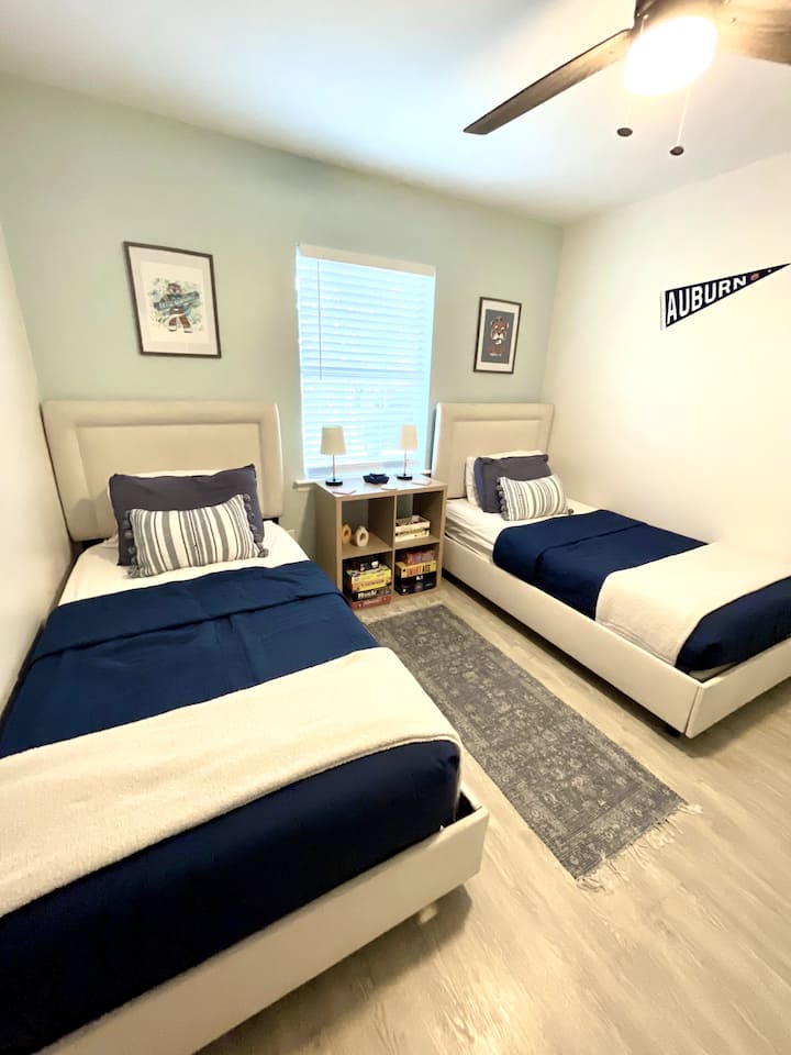 Iwe una watoto au waseja katika kundi lako, chumba hiki ni kizuri kabisa! Labda chumba cha kufurahisha zaidi ndani ya nyumba kilicho na mkusanyiko wa michezo ya ubao tuliyo nayo hapa! 