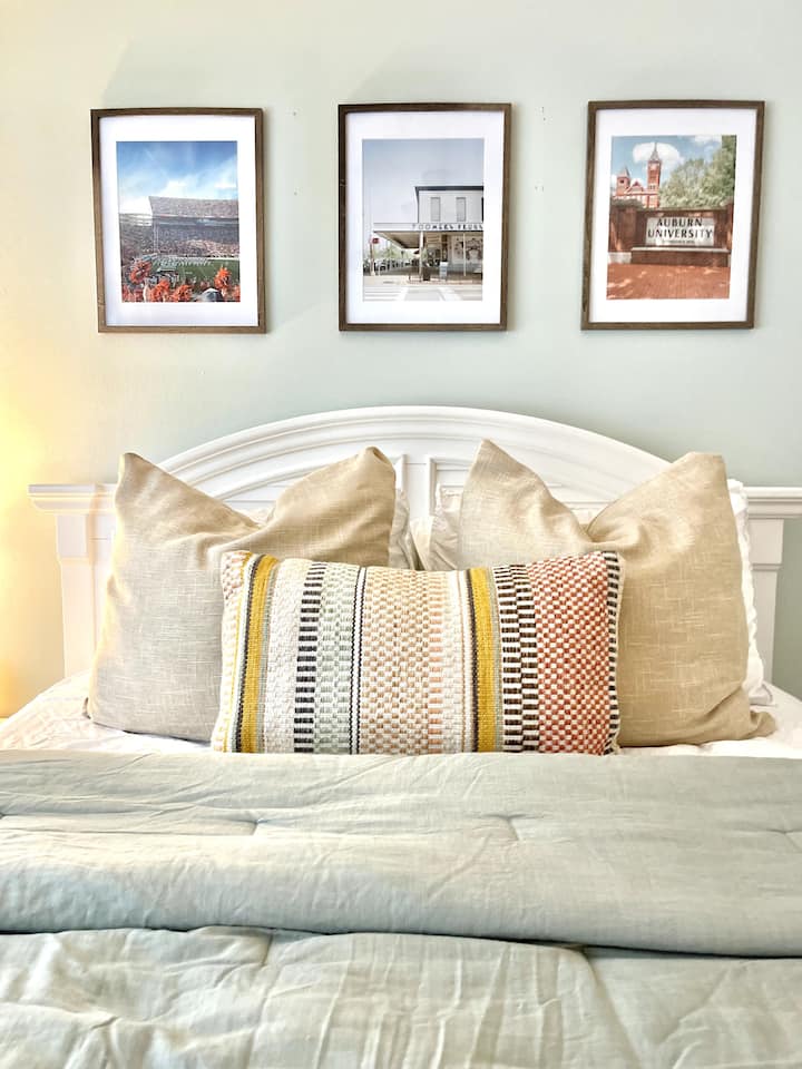 Chumba hiki kizuri cha kulala kina kitanda kizuri na kina sanaa ya Auburn kutoka maeneo yanayopendwa na dan! Iwe unapenda Toomers, Jordan Hare, au Samford — chumba hiki kitakuwa na ndoto kuhusu yote matatu!!