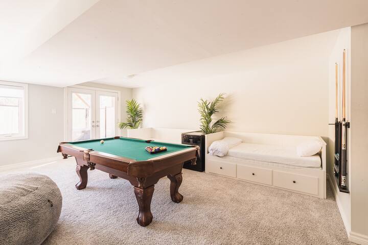 Brand New Luxury Home W/8Beds, Hot-tub, Pool Table gallery image 5