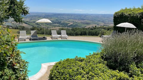 Spacious 6-person apartment with pool Le Marche