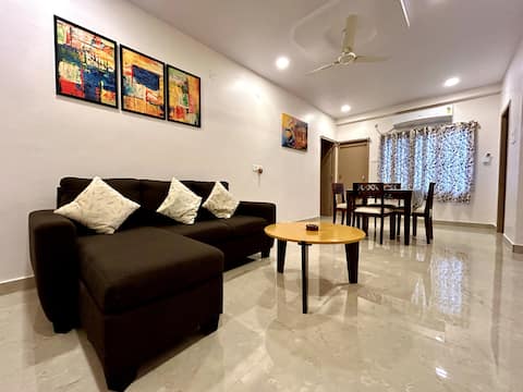 Fully furnished 2BHK. 200m to R.K Beach. Fast WiFi