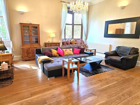 Exclusive 5-bed riverside home–sleeps 10 near town