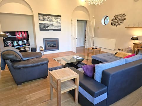 Popular 5-bed home (sleeps 10) with riverside view