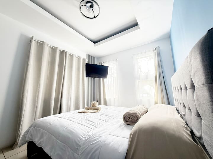 חדר שינה מגניב וחמוד, יש בו מיטת קווין סייז וכריות נוחות, יש בו אור LED ומאוורר, יש בו ארון וטלוויזיה עם מערכת רוקו כדי ליהנות מהפלטפורמות האהובות עליו. 