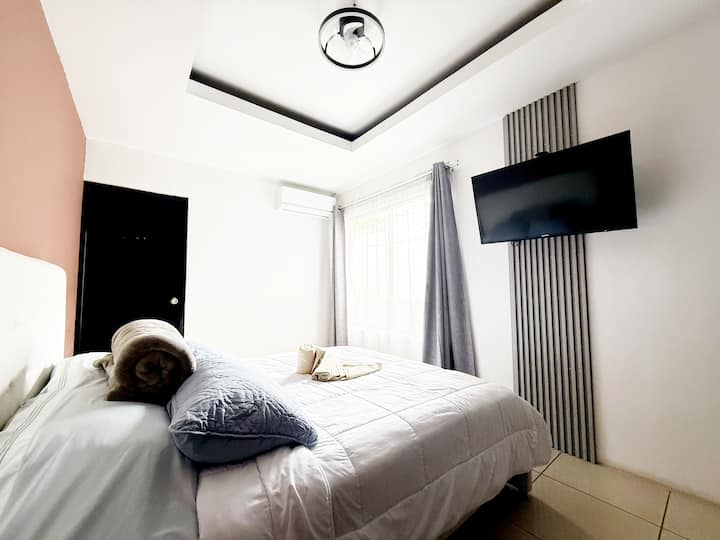 בחדר עם מיטת קווין סייז, כריות טעימות, יש מאוורר ומיזוג אוויר כדי לווסת את הטמפרטורה של חדר השינה, טלוויזיה עם Roku כדי שתוכלו ליהנות מהפלטפורמות האהובות עליכם. יש בו חדר רחצה פרטי.