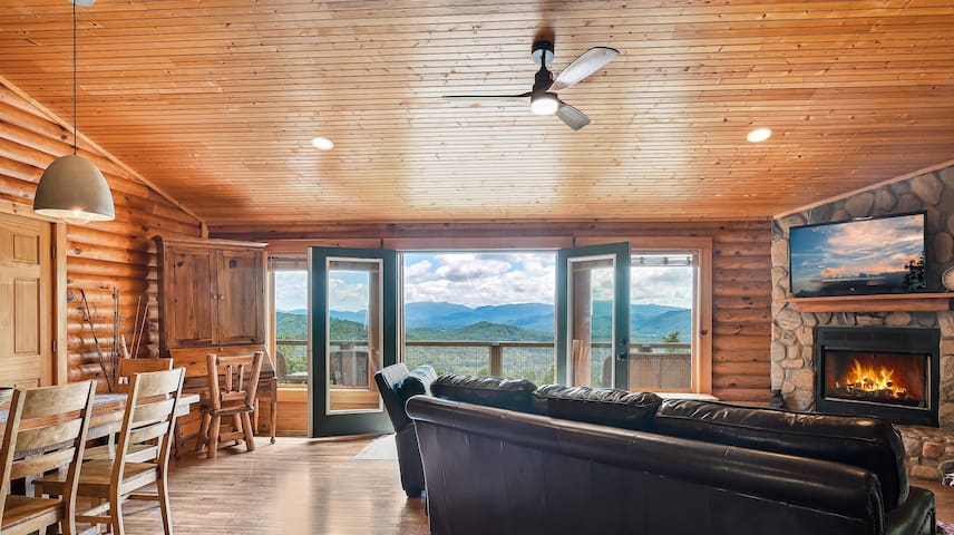 Cozy, Mountaintop Log Cabin w/Epic Views*Hot Tub