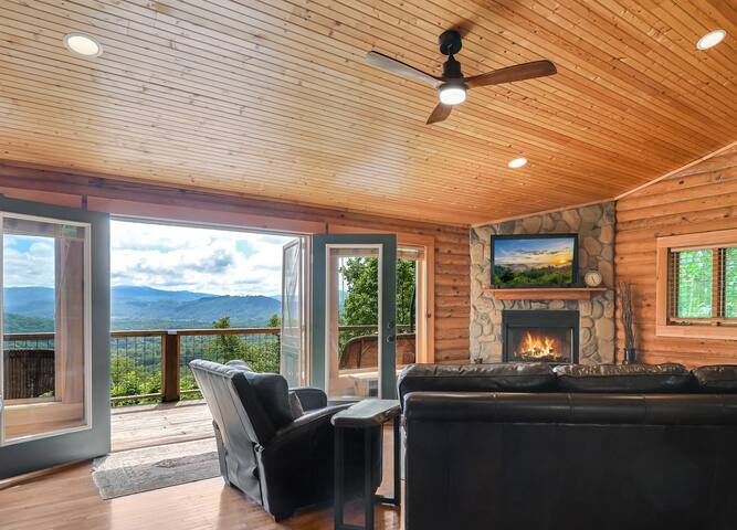 Cozy, Mountaintop Log Cabin w/Epic Views*Hot Tub gallery image 4