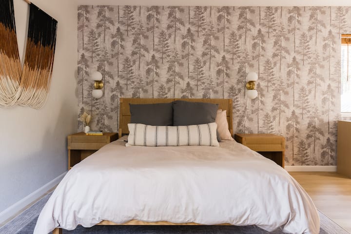 Dormitorio de invitados con cama tamaño queen que incluye colchones de espuma viscoelástica y ropa de cama Brooklinen.