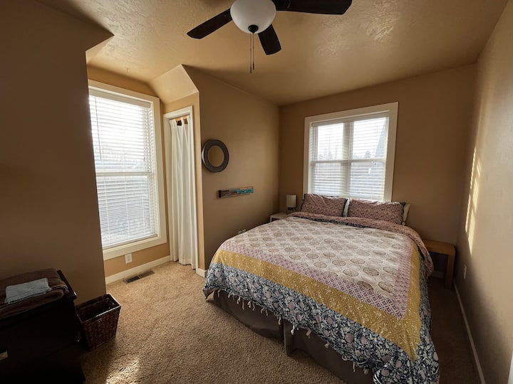 Удобно, но твърдо двойно легло, място в килера, където да приберете чантите си, и вентилатор на тавана, който да ви охлажда през лятото.