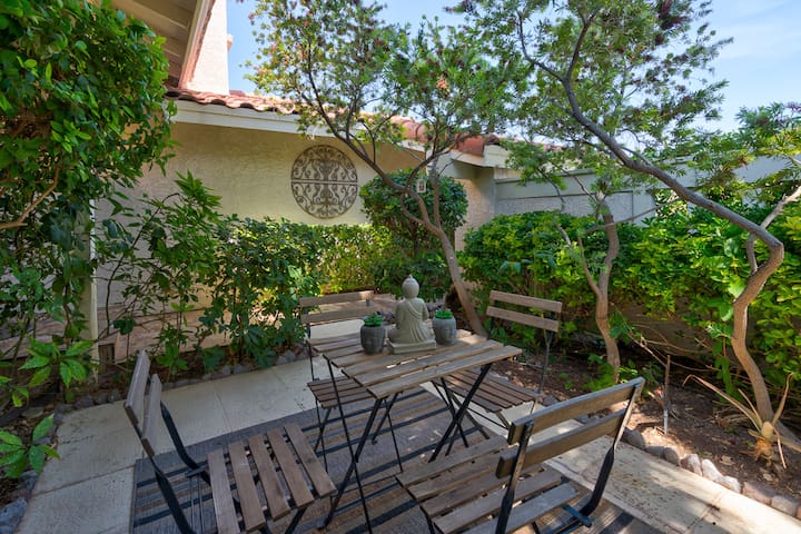 Vegas Sanctuary: Pool/Sauna/Garden Near Strip gallery image 3