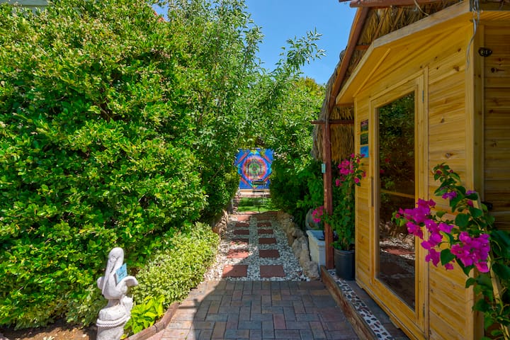 Vegas Sanctuary: Pool/Sauna/Garden Near Strip gallery image 2