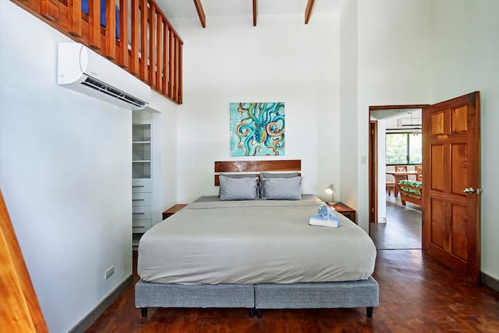 Chambre principale avec climatiseur, lit king size, salle de bain attenante et mezzanine avec lit queen size