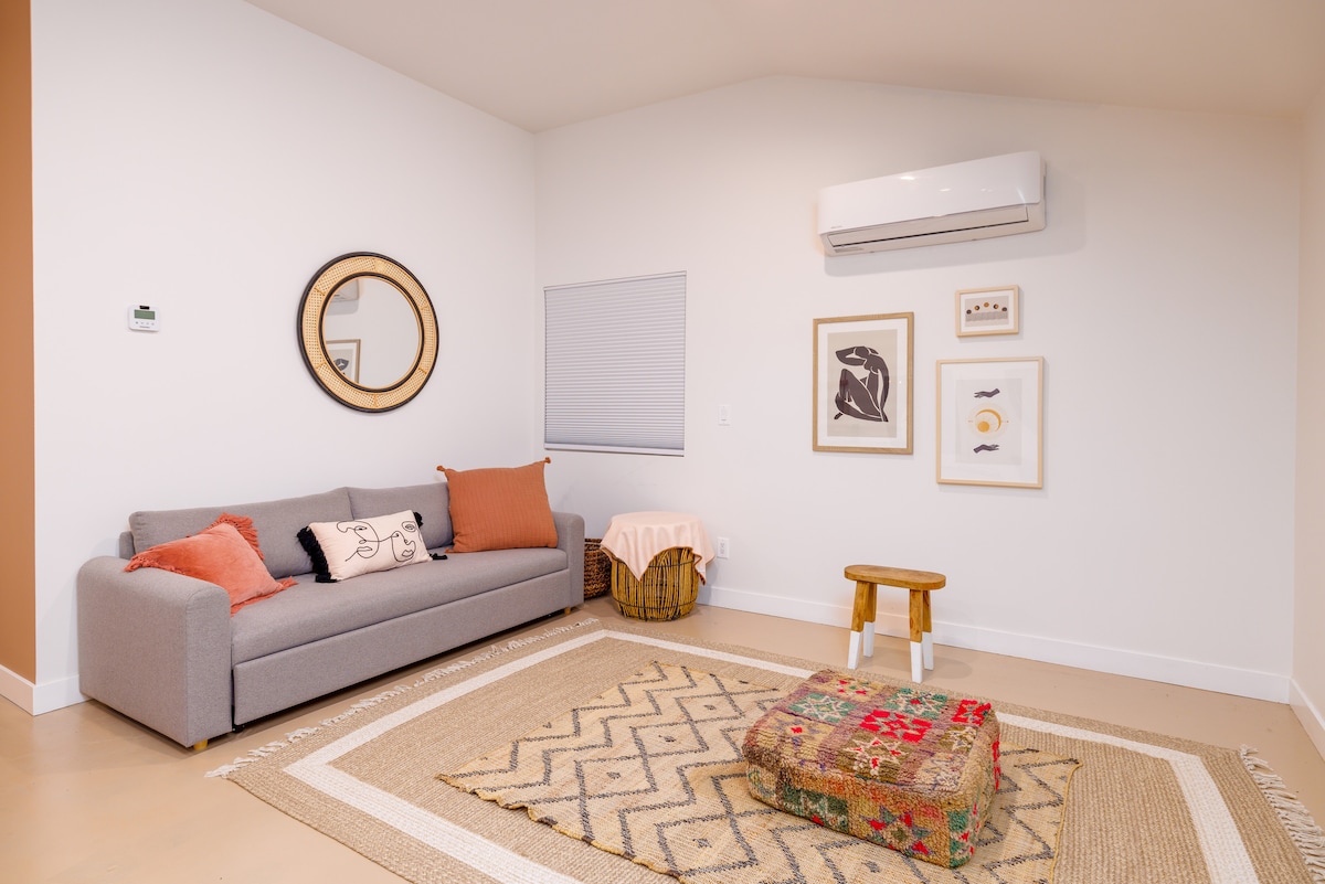 A private hideaway located in the studio that has its own bathroom access. Couch with pull out to a very comfortable mattress.