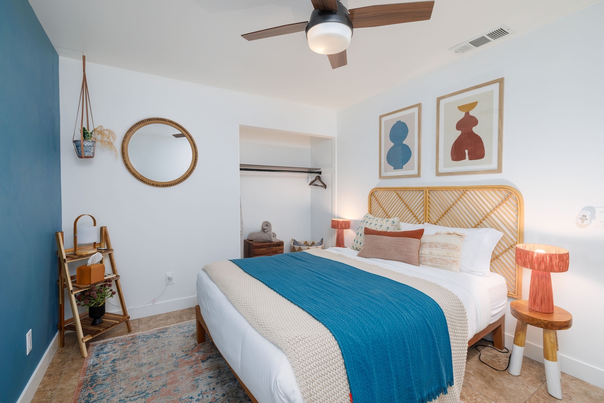 Queen size chill out with visual delight. 