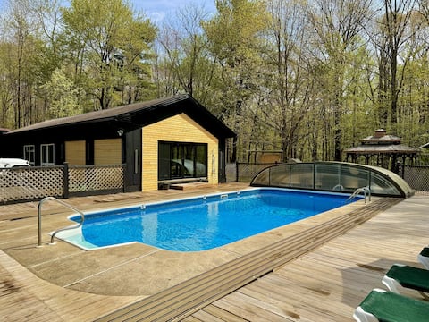 Heated pool sauna and jacuzzi on 5 acres