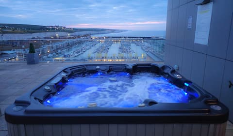 VIP | Seaview Penthouse | Hot Tub (+£75) | Modern