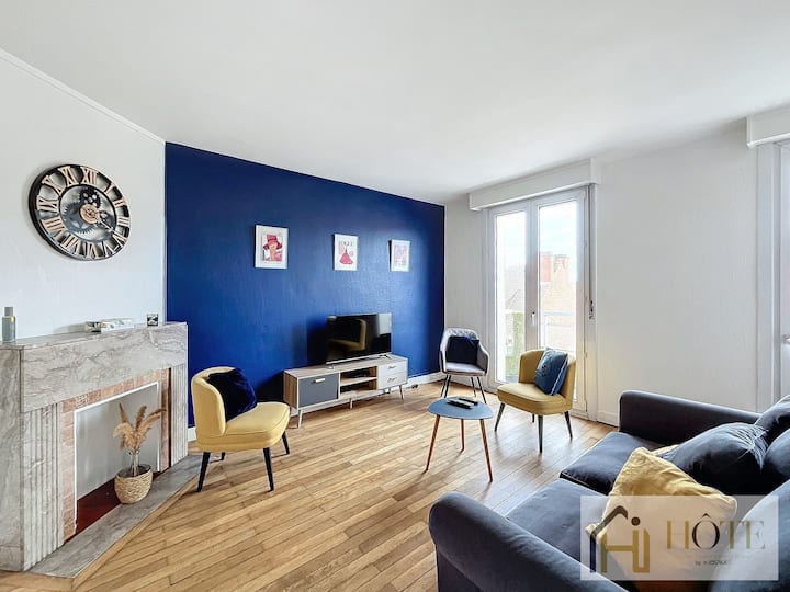 Светла и стилна всекидневна с модерен декор, уютни места за сядане, смарт телевизор и много естествена светлина – идеална за почивка след ден на плажа!