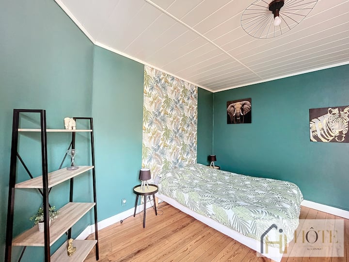 Удобна стая с уютно двойно легло – идеална за спокойни нощи след ден на плажа.