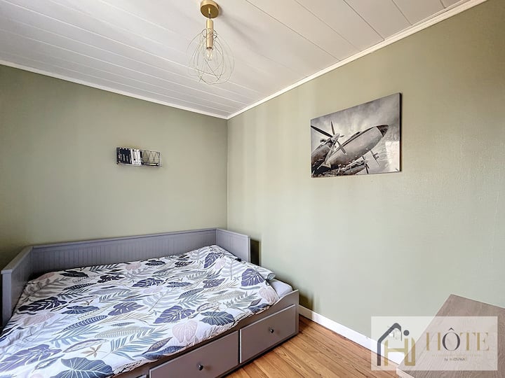 Удобна стая с уютно двойно легло – идеална за спокойни нощи след ден на плажа.