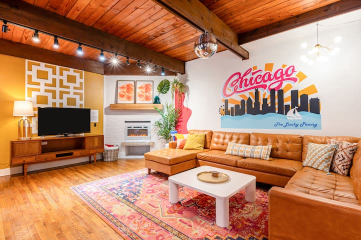 Chic Lincoln Park Townhome | Rooftop + Glam Bar