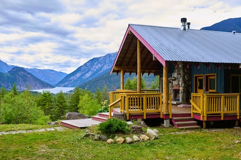 Top Airbnb: Stunning Lake View Home in Squamish Lillooet C