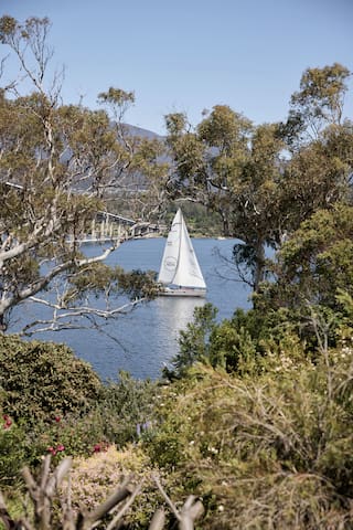 Waterfront Haven ~ Outdoor Spa Near Hobart City