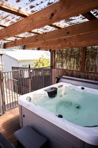 Waterfront Haven ~ Outdoor Spa Near Hobart City gallery image 3