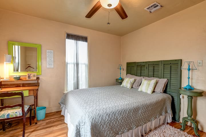 เตียงควีนไซส์โต๊ะทำงานกระจกพัดลมเพดานและพื้นไม้