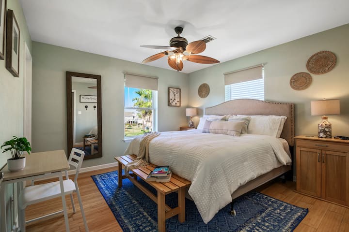 Მთავარი საძინებლის სრული ხედი. Ეს არის ძირითადი ფლიგელი სამუშაო სივრცითა და სრული ზომის შესასვლელი კარადით. Წარმოიდგინეთ, რომ იღვიძებთ პალმებისა და ფრინველების სანახავად, ასე მშვიდად.