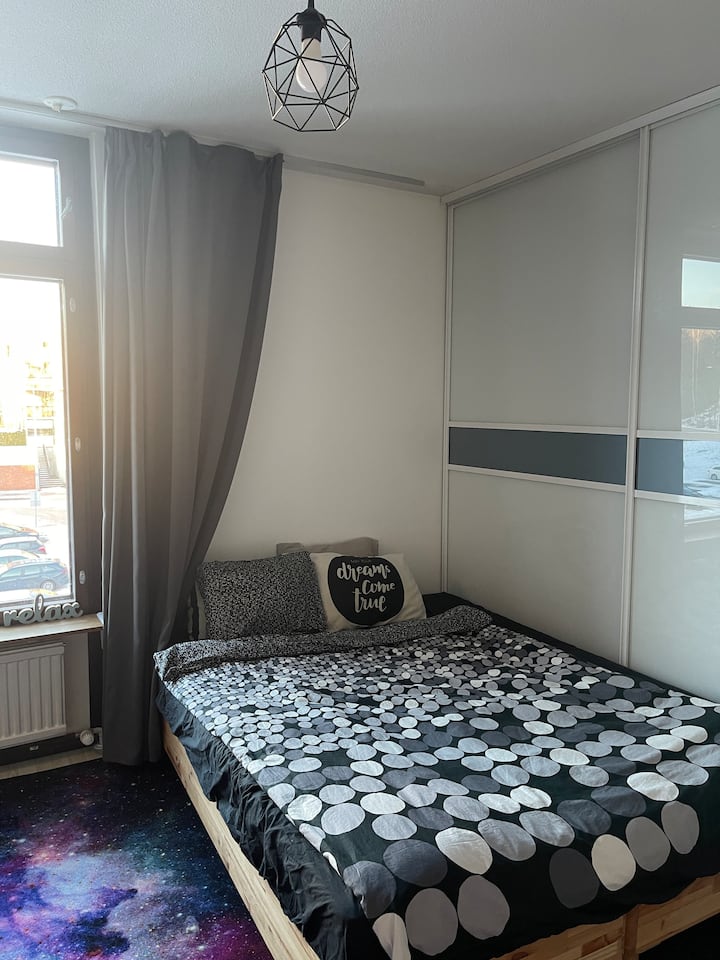 160x200 bed, closets next to it