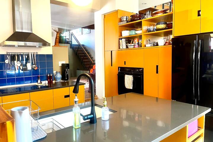 Large, sunny house with garden near Old MTL gallery image 2