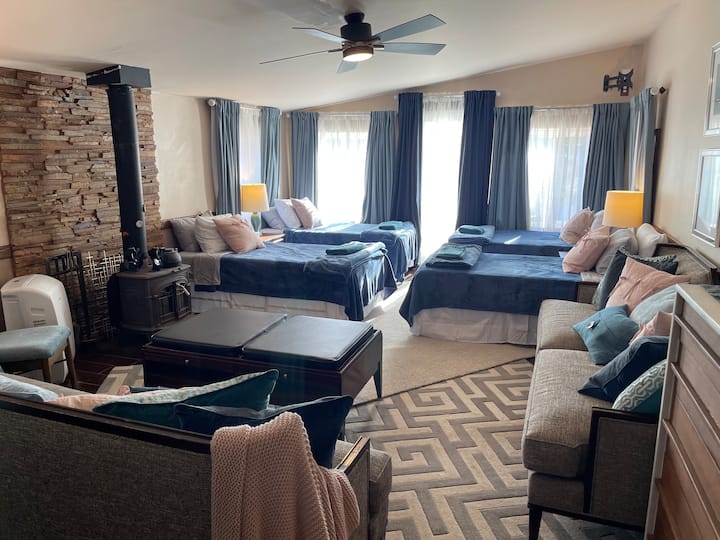 Izba Outback Room má štyri samostatné postele v usporiadaní poschodovej izby. Má spoločnú kúpeľňu s izbou Sunset Room na hlavnom poschodí.