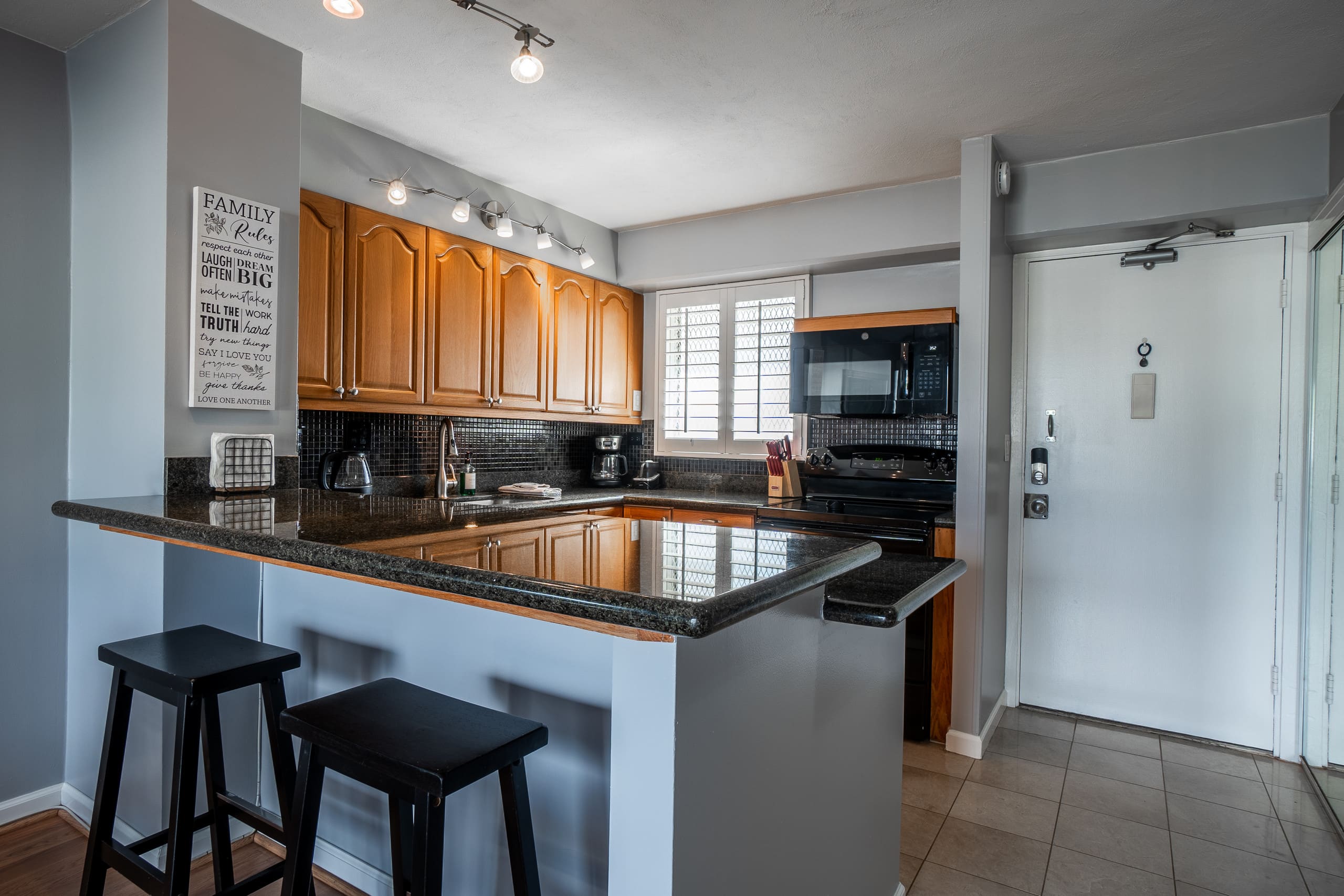 Condo in Honolulu · ★4.63 · 2 bedrooms · 4 beds · 1 bath - Image 14