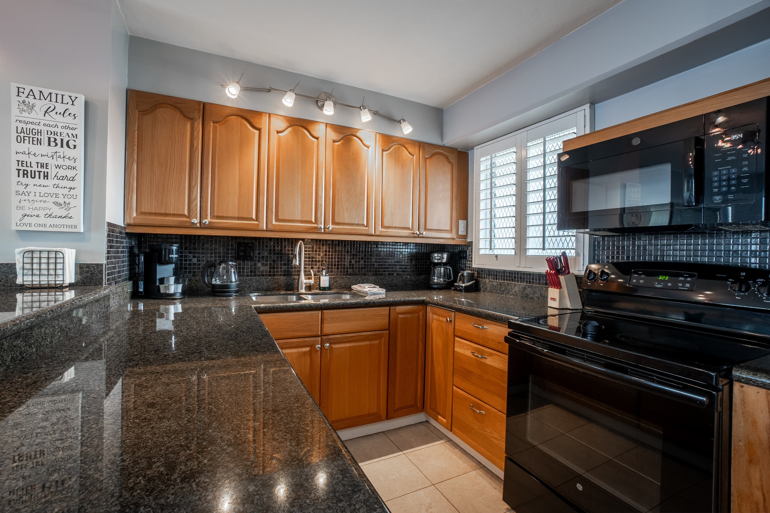 Condo in Honolulu · ★4.63 · 2 bedrooms · 4 beds · 1 bath - Image 12