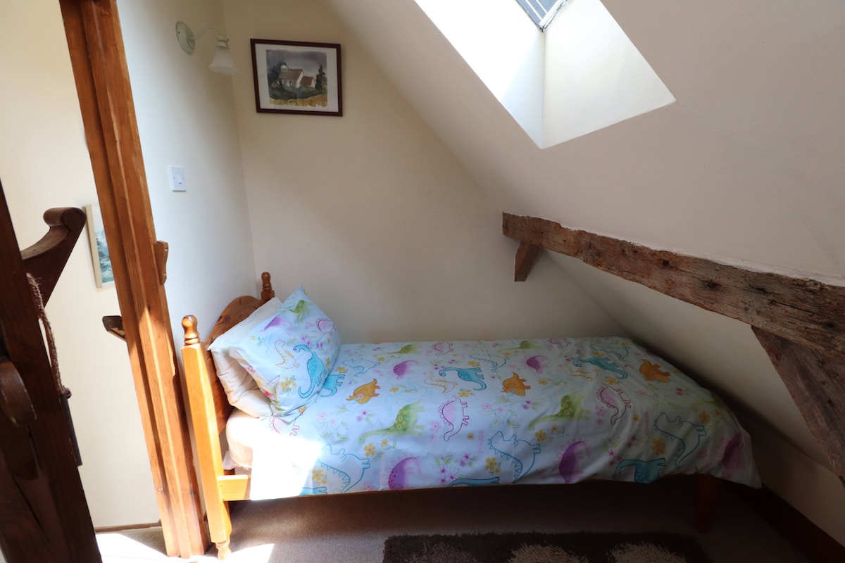 2 ფუტიანი 6-დუიმიანი საწოლი იდეალურია ოჯახის ყველაზე უმცროსი/პატარა წევრისთვის. 