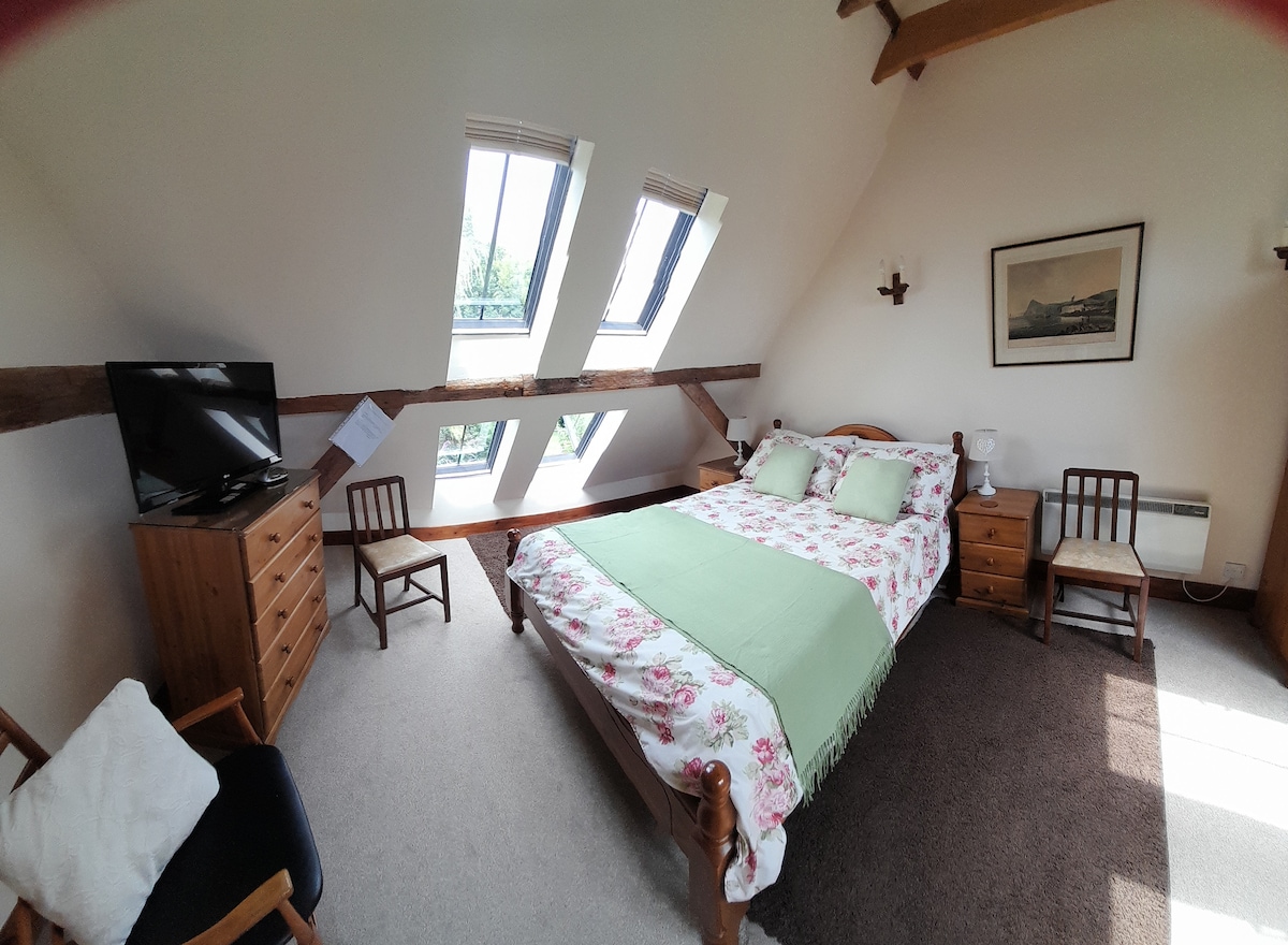 Ამ ფართო მთავარ საძინებელს აქვს 4 ფანჯარა ჩრდილოეთით, საიდანაც შესანიშნავი ხედები იშლება რომნი მარშზე. Ამას გარდა, დამატებითი დღის სინათლისთვის განკუთვნილია 2 ფანჯარა სამხრეთით.