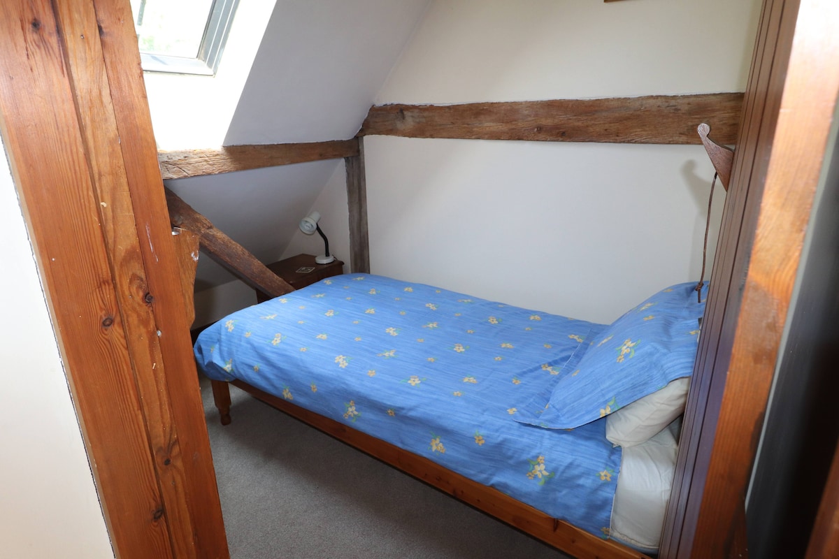 Ამ სრული ზომის ერთსაძინებელს აქვს უამრავი უძველესი ხის კოჭები, რომლებიც შენახული იყო, როდესაც ტიტეს ბეღელი 2 კოტეჯად გადაკეთდა.