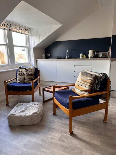 Successful Airbnb property: Top Floor Private Flat, Curlew House by the Sea in Broadstairs And St. Peters