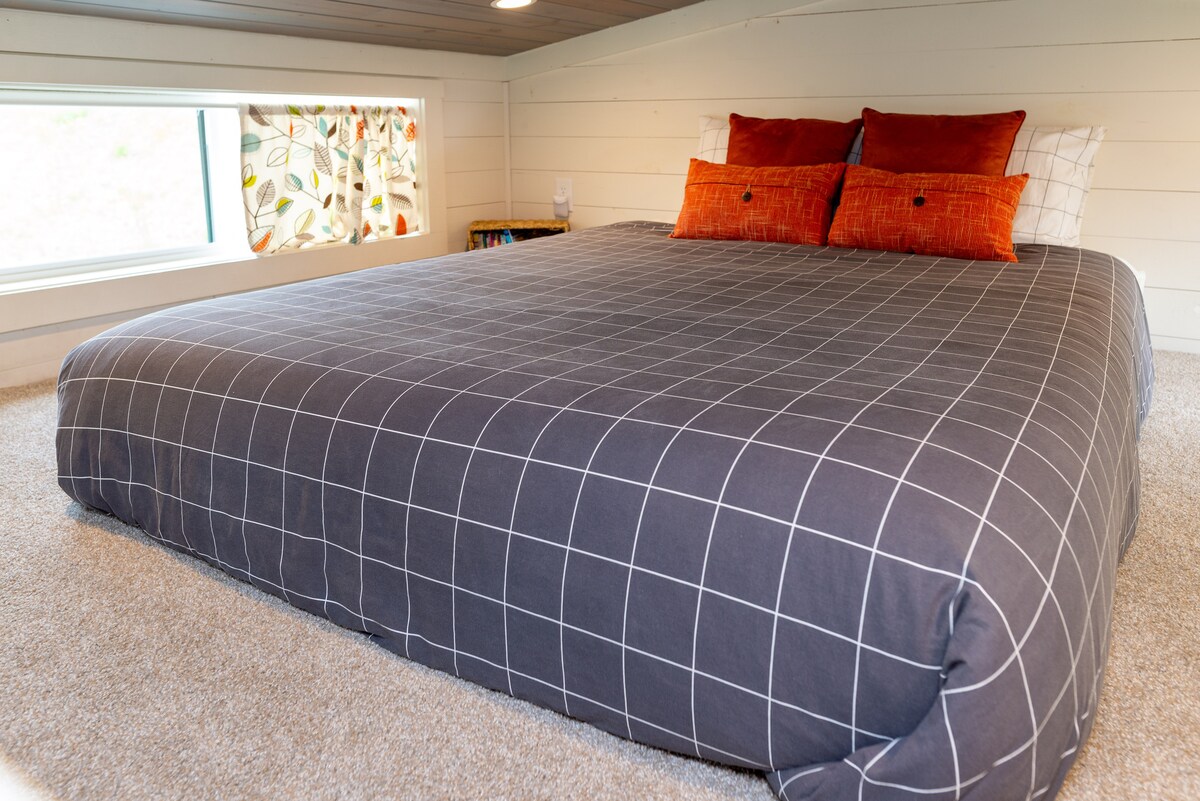 Dyshek me madhësi dopio "queen". Krevati ka të gjitha shtrojat, jorganin dhe mbulesën e jorganit. Mbulesa e jorganit lahet midis vizitorëve. 