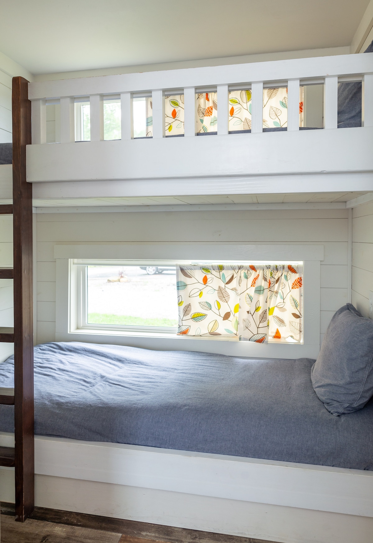 2 krevate me madhësi dyshe. Shtrojat e ofruara. Mbulesat dhe mbulesat e jorganëve. Mbulesat e jorganëve lahen çdo herë midis vizitorëve.