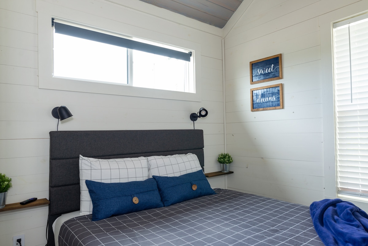 Krevat dopio "queen" me një dyshek me shkumë memorie. Shtrojat e krevatit të ofruara - çdo krevat ka një jorganë dhe një mbulesë jorgani që lahet midis çdo vizitori.