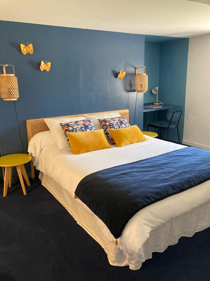 A l'étage, la chambre est très chaleureuse. Elle se compose d'un lit 140cm (2 personnes), un lit 90cm  (1 personne) et d'un fauteuil convertible (lit 120cm). Il y a également un espace bureau pour travailler au calme avec une vue sur le verger...