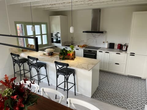 Bright, just renovated 5 bedroom house in Oyambre