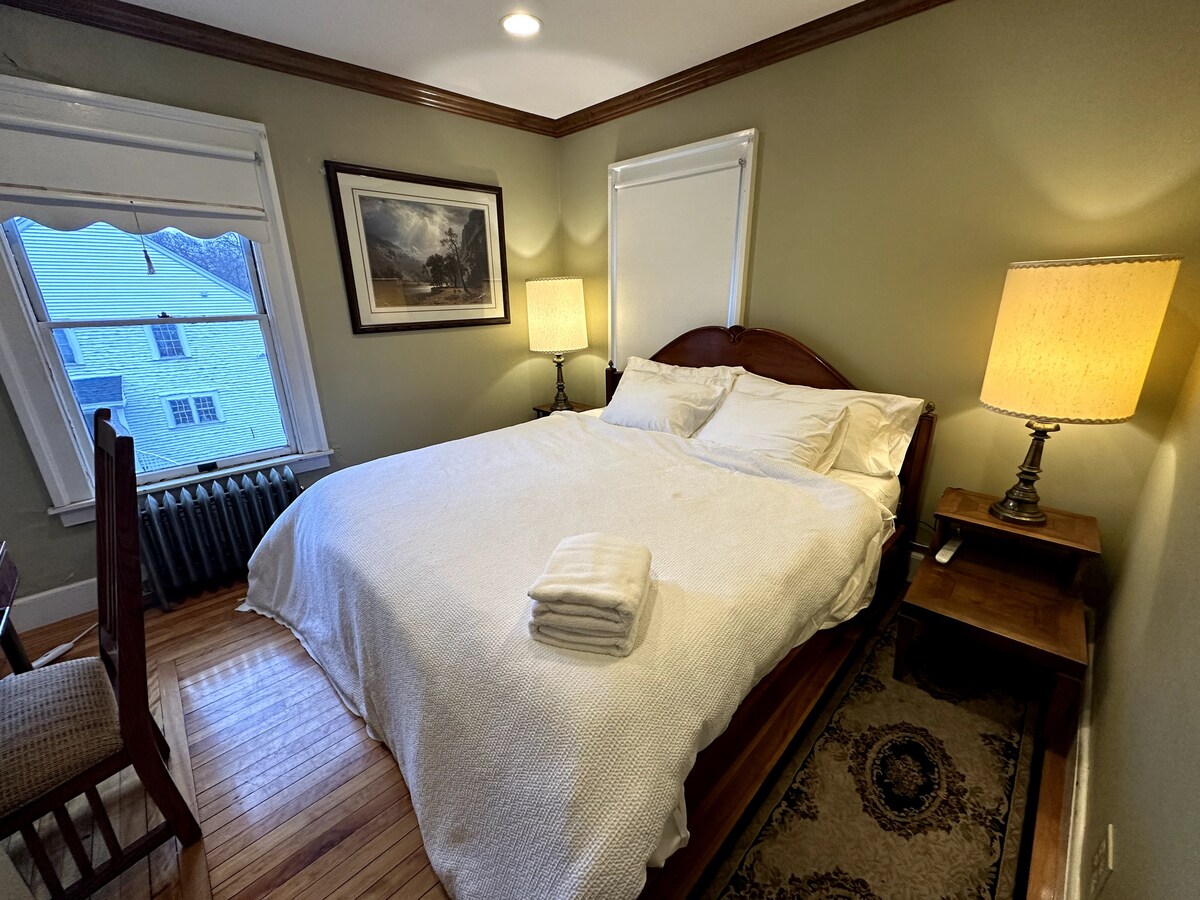 这里原本是儿童的巢穴，走进来时您会看到一张加大双人床。 