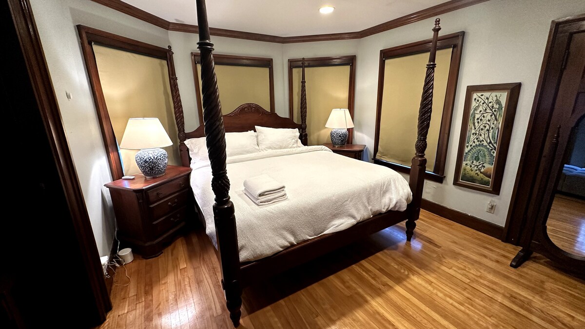 Originalmente el dormitorio principal de la casa, verás la cama con póster tamaño king mientras entras. 