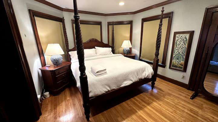 À l'origine, la chambre principale de la maison, vous verrez le lit à baldaquin king-size en entrant.