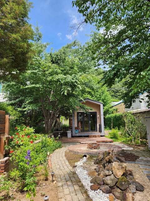 Carbins Stay, enjoy the barbecue and camping sensibility of a small wooden house and the convenience