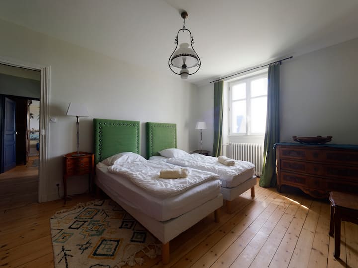 2 .ª planta - Dormitorio 5 BENARES  con vistas al mar - / 2 camas individuales de 90 cm