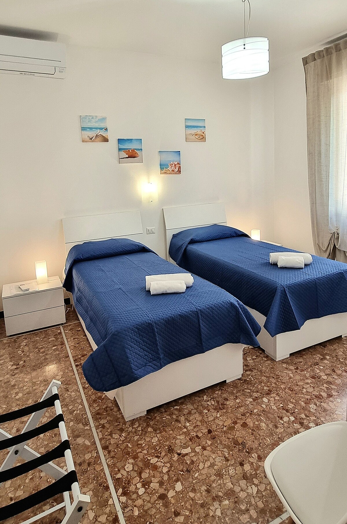 房间配有单人床，但可以连接它们，然后创建一张双人床， 90x200 ，配备记忆泡沫床垫和枕头，衣柜带6门镜子